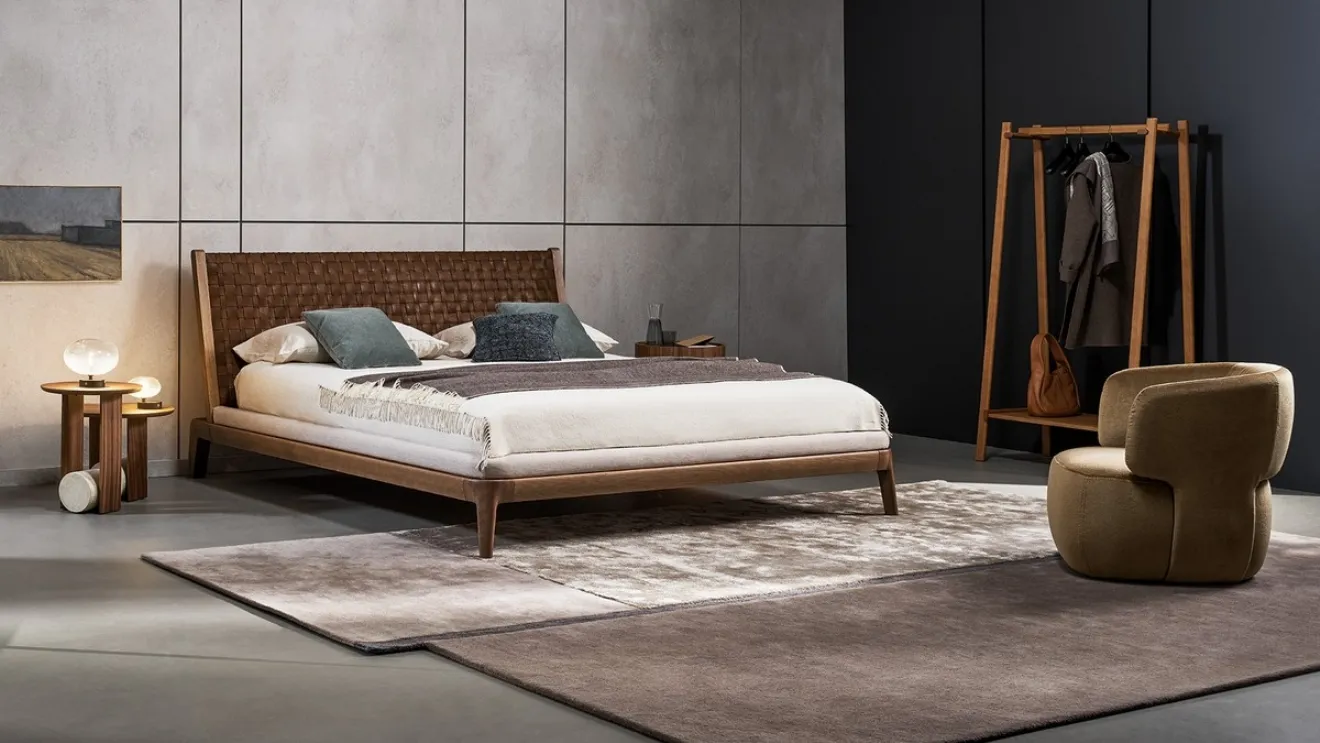 Double bed in wood with woven leather headboard Honeymoon by Bonaldo